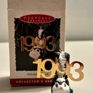 HALLMARK KEEPSAKE ORNAMENT COLLECTOR SERIES. Fabulous Decade SKUNK W/Brass 1993